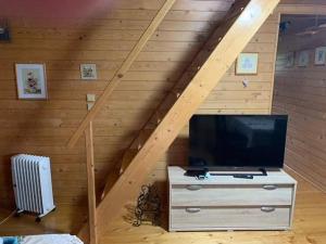 TV a/nebo společenská místnost v ubytování Útulná chata na horách