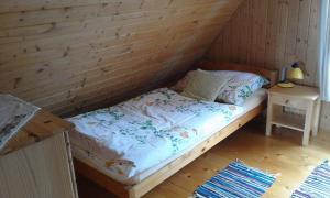 Postel nebo postele na pokoji v ubytování Útulná chata na horách + 1 fotografie