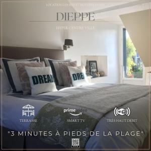 plakat z łóżkiem w pokoju w obiekcie DUPLEX 52m2 hyper centre, petite TERRASSE exposée Sud w mieście Dieppe