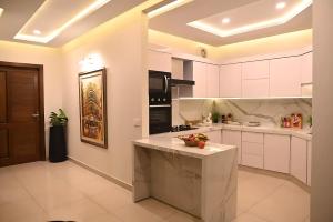Кухня или кухненски бокс в Grande Deluxe Luxury Apartment