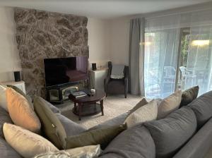 een woonkamer met een bank en een open haard bij Luxurious SF & Napa Valley Getaway in Vallejo