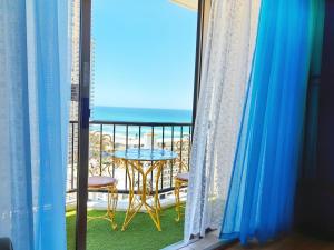 een balkon met een tafel en stoelen en de oceaan bij Fantastic Holiday Home Ocean View Quality Central Location in Gold Coast