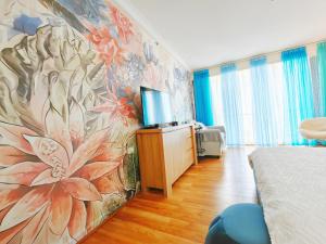 een slaapkamer met een grote muurschildering van bloemen aan de muur bij Fantastic Holiday Home Ocean View Quality Central Location in Gold Coast