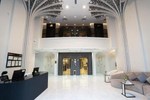Lobbyen eller receptionen på فندق كنانة العزيزية من سما