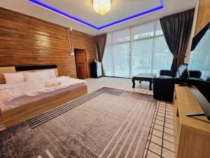 a hotel room with a bed and a couch at HOMETHAI RESORT (โฮมไทยรีสอร์ท) 