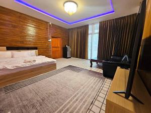a bedroom with a bed and a tv in a room at HOMETHAI RESORT (โฮมไทยรีสอร์ท) 