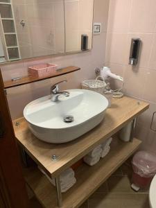 y baño con lavabo blanco y espejo. en La Maison Di Caterina, en Génova