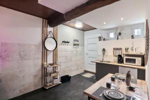 - une cuisine avec un évier et un comptoir dans l'établissement Lâcher-prise SPA, à Bouillargues