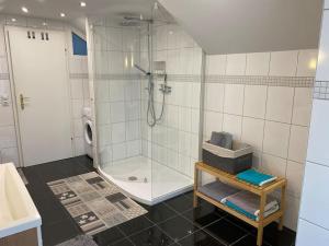 Koupelna v ubytování Gemütliche Wohnung in Oberbayern + 26 fotografií