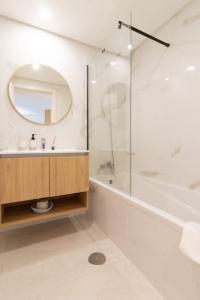 y baño con lavabo, ducha y espejo. en Saint Lucas Suíte, en Funchal