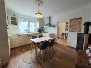 una cucina e una sala da pranzo con tavolo e sedie di Haus Natur a Markranstädt