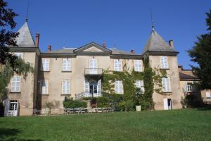 an old mansion with a large grassy yard at Domaine de Montclair in Pommiers