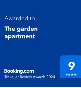 Certifikat, nagrada, logo ili neki drugi dokument izložen u objektu The garden apartment