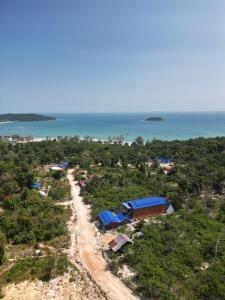 una vista aérea de un complejo y del océano en Top View Kohrong en Kaôh Rŭng (3)