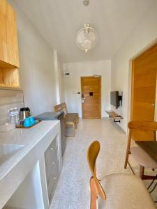 Calamint Residence Hotel ( คาลามิ้นท์)的厨房或小厨房