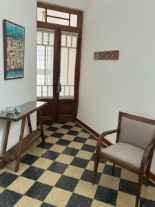 a living room with a table and a chair at Casa céntrica para 8 personas San Nicolás de los arroyos in San Nicolás de los Arroyos