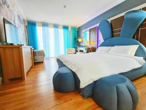 een slaapkamer met een groot bed met een groot blauw hoofdeinde bij Fantastic Holiday Home Ocean View Quality Central Location in Gold Coast