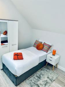 een witte slaapkamer met 2 bedden en een spiegel bij Luxury Town Centre House, Faversham in Faversham
