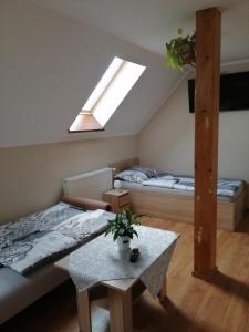 1 dormitorio con 2 camas y mesa. en Nad Wilczym Potokiem, en Międzygórze