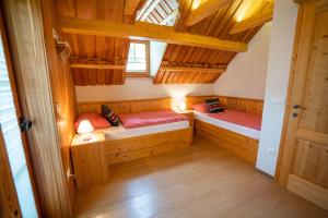 - une chambre avec 2 lits superposés dans une maison dans l'établissement ALPIK Chalets - Bohinj, à Bohinj