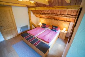 einen Blick über ein Schlafzimmer mit einem Bett in der Unterkunft ALPIK Chalets - Bohinj in Bohinj