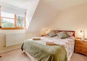 um quarto com uma cama grande e uma janela em Vale View em Hollesley