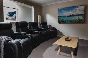 Imagen de la galería de Entertainer's Paradise! Child & pet friendly Pool spa, movie room - close to Australia Zoo, en Beerwah