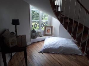 een slaapkamer met een bed en een trap bij Villa Bugatti in Le Mans