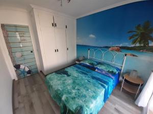 a bedroom with a bed with a view of the ocean at Apartamento Pineda in La Pineda