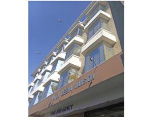 un edificio con un cartel encima en Hotel Beena Mansion, Darbhanga, en Darbhanga