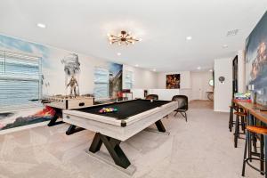 ein Wohnzimmer mit einem Billardtisch in der Unterkunft Top Villas - Solterra Resort 805 in Davenport