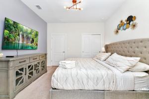 ein Schlafzimmer mit einem Bett und einem TV an der Wand in der Unterkunft Top Villas - Solterra Resort 805 in Davenport