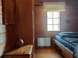 a bedroom with a bed and a window at Kivakko Saariselän paratiisi in Saariselka