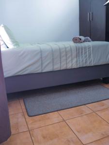 Cama en habitación con alfombra en el suelo en Alldays Sunset Lodge, en Alldays