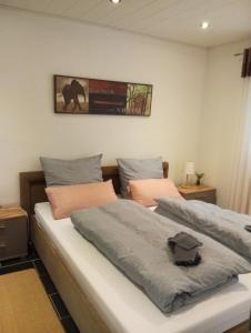 ein Schlafzimmer mit 2 Betten und einem Bild an der Wand in der Unterkunft Kleines Landhaus in Stromberg