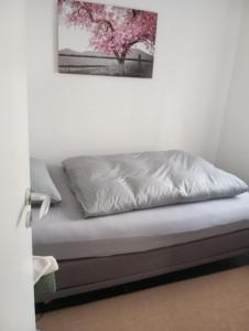 Bett in einem Zimmer mit Wandgemälde in der Unterkunft Kleines Landhaus in Stromberg