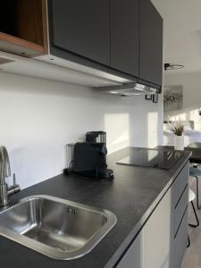 A kitchen or kitchenette at FEWO Studio7