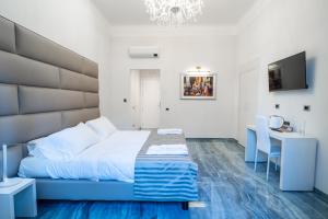 TV a/nebo společenská místnost v ubytování Correnti Boutique Luxury Rooms