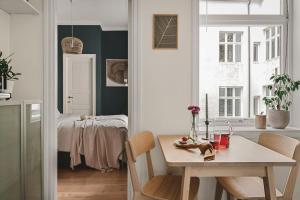ein Esszimmer mit einem Tisch und einem Bett in der Unterkunft Lovely townhouse apartment close to the city centre in Bergen