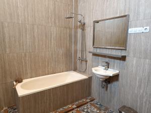 Ένα μπάνιο στο Omah Gunung Homestay +11 φωτογραφίες