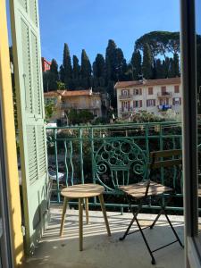 a pair of chairs and a table on a balcony at Appartement Art Deco 83 m2 Nice in Nice