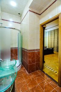 Zimmer mit Glastisch und Flur in der Unterkunft Big Apartment Saray in Baku