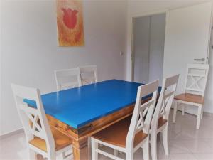 a blue table and chairs in a room at Mehrbett-Apartment 4 Citynah, einfache Ausstattung in Hamburg