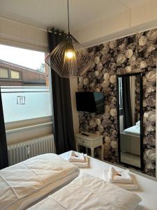 sypialnia z łóżkiem i dużym lustrem w obiekcie Ferienwohnung Rose 42 Citynah, gehobene Ausstattung w mieście Hamburg