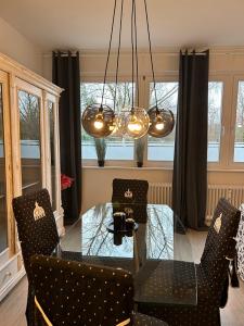 a dining room with a glass table and chairs at Ferienwohnung Rose 42 Citynah, gehobene Ausstattung in Hamburg