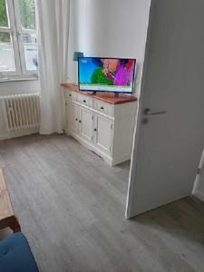 TV a/nebo společenská místnost v ubytování 1 Zimmer-Apartment 21 Saseler Markt Erdgeschoss
