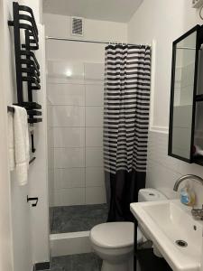 uma casa de banho branca com um WC e um lavatório em Gästezimmer 11 Citynah, Küche & Bad extern em Hamburgo