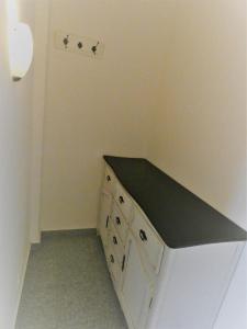 eine kleine Küche mit einer schwarzen Arbeitsplatte in der Unterkunft Mehrbett-Apartment 5 Citynah, einfache Ausstattung in Hamburg