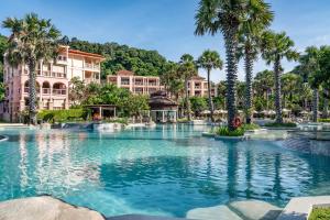 Bazén v ubytování Centara Grand Beach Resort Phuket - SHA Plus nebo v jeho okolí