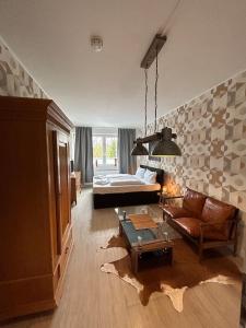 uma sala de estar com um sofá e uma mesa em Ferienwohnung Bauernliebe 43 Citynah, urban Cowboystyle em Hamburgo